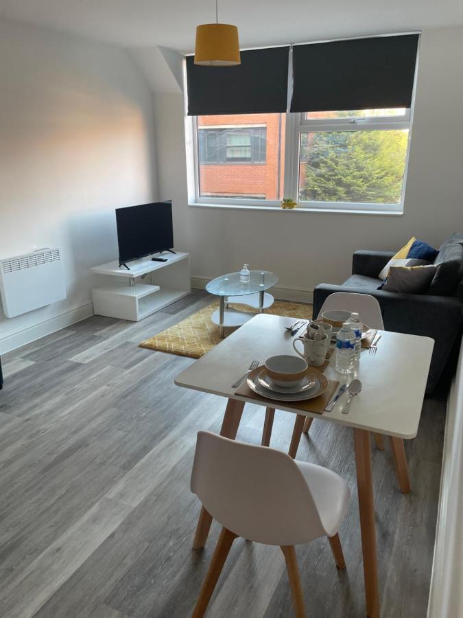 #0202 One Bedroom Serviced Apartment-Free Parking 더비 외부 사진