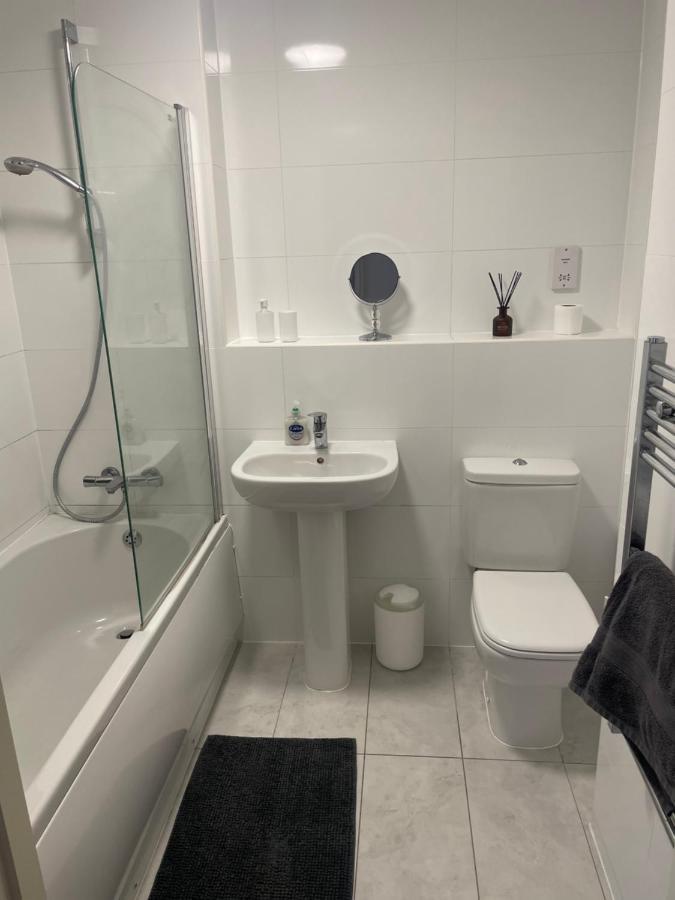 #0202 One Bedroom Serviced Apartment-Free Parking 더비 외부 사진